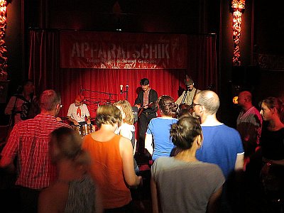 Super-Stimmung im Ballhaus: Apparatschik in Berlin