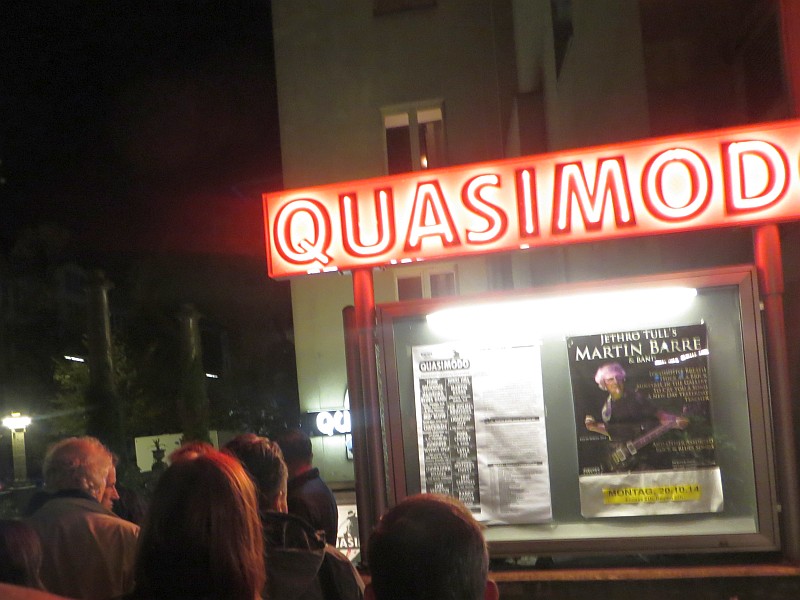 Schlangestehen beim Einlass ins Quasimodo in Berlin
